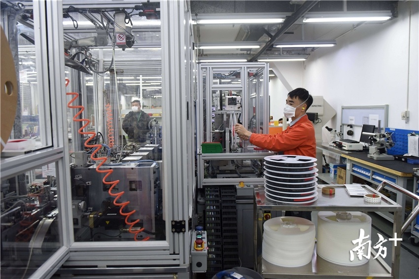 博罗县石湾镇申泰电子（惠州）有限公司生产车间，工人在生产线忙碌着。南方日报记者 梁维春 摄