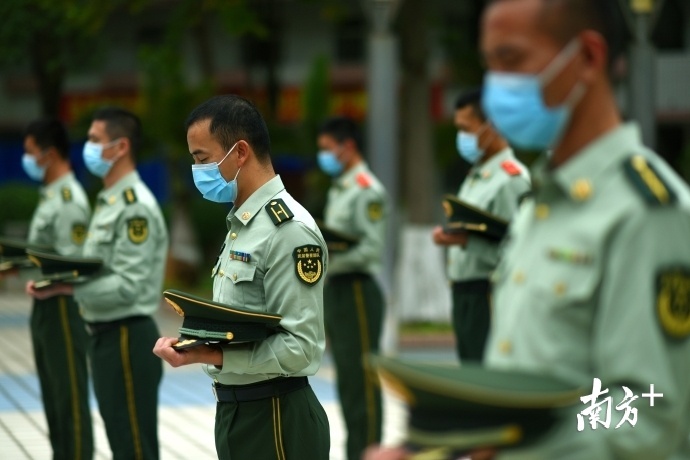 4月4日，武警广东总队执勤第三支队十三中队官兵举行升国旗降半旗仪式，以军人特有的方式深切悼念抗击新冠肺炎疫情斗争牺牲烈士和逝世同胞。
