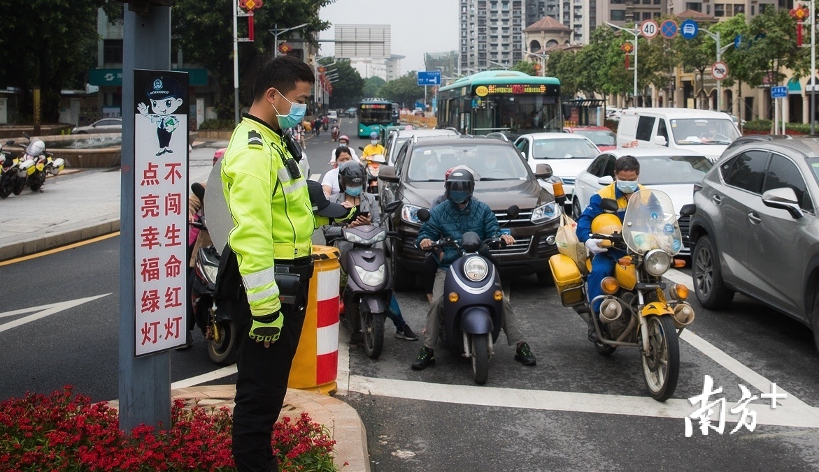 宝安路面交警脱帽志哀