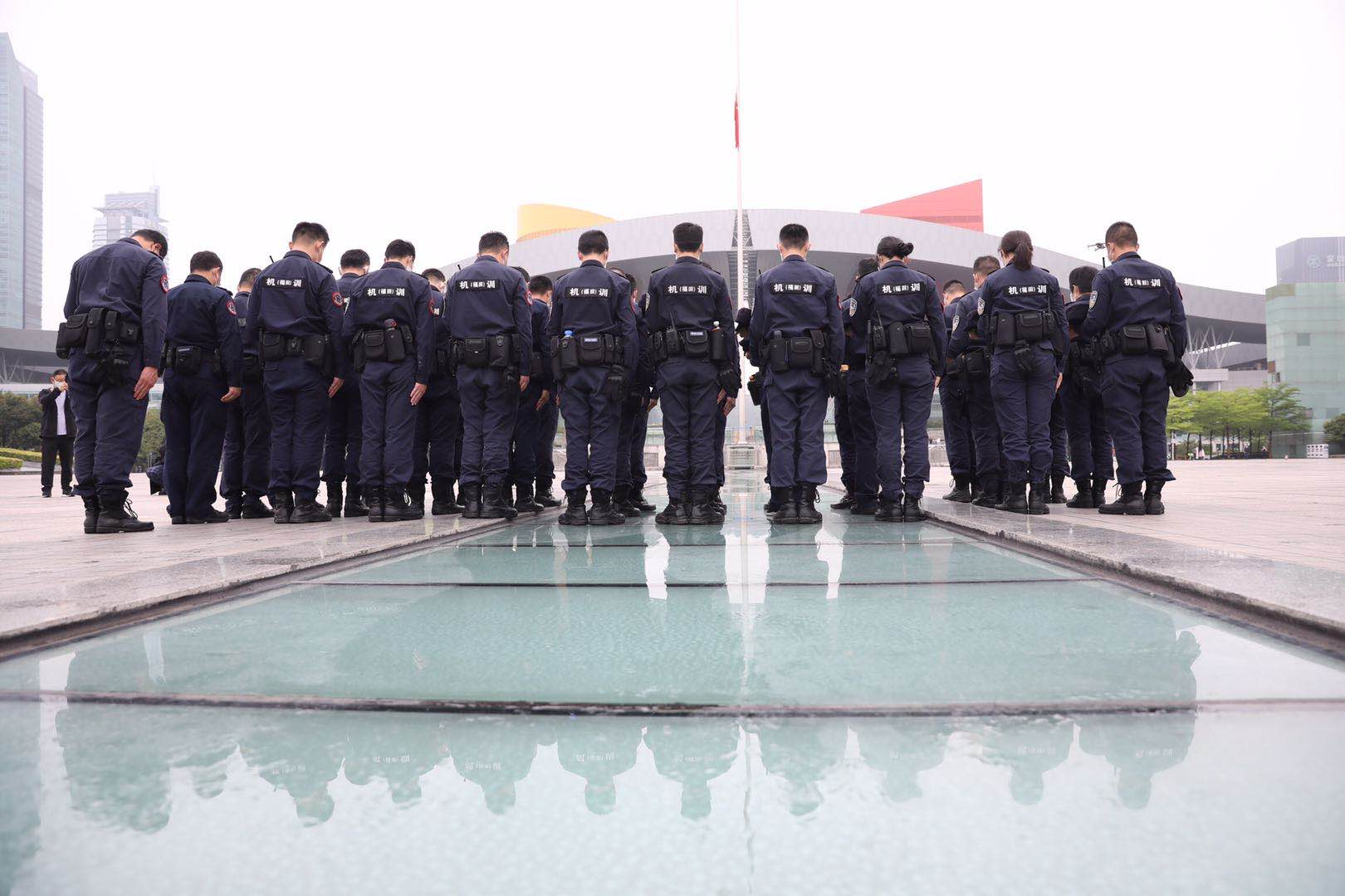 深圳市民中心广场，各界人士驻足默哀。