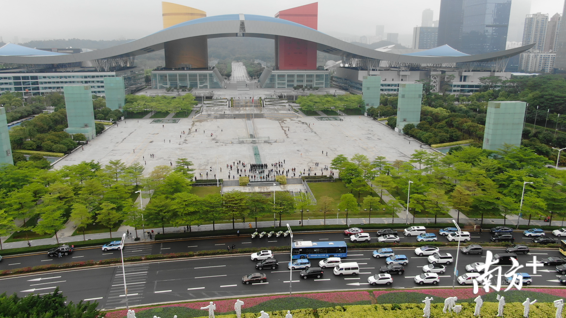 4月4日上午10时，在深圳市民中心广场，市民在国旗下自发默哀三分钟，周边道路车辆纷纷停下鸣笛默哀。