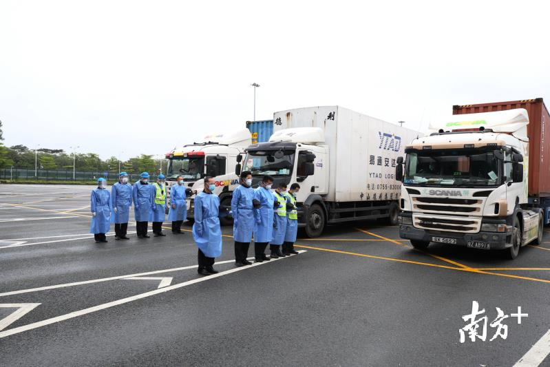 深圳湾口岸，货检场地执勤边检民警默哀。