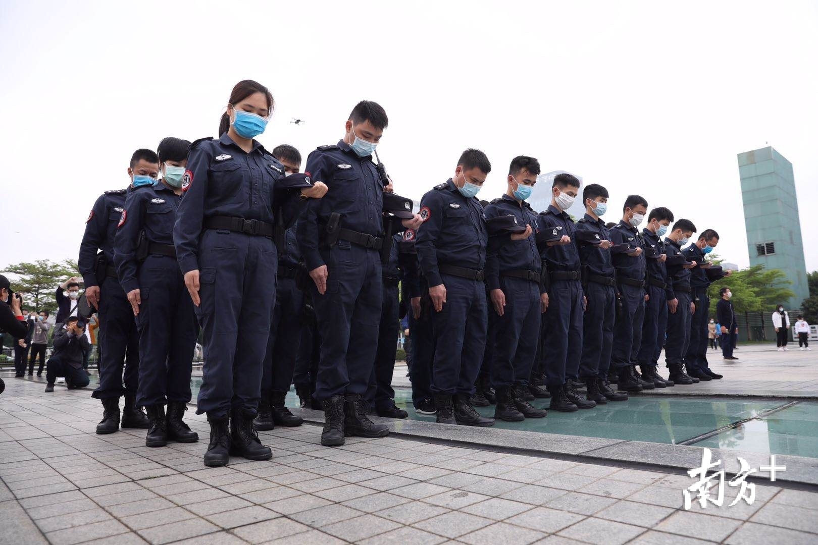 深圳市民中心广场，各界人士驻足默哀。