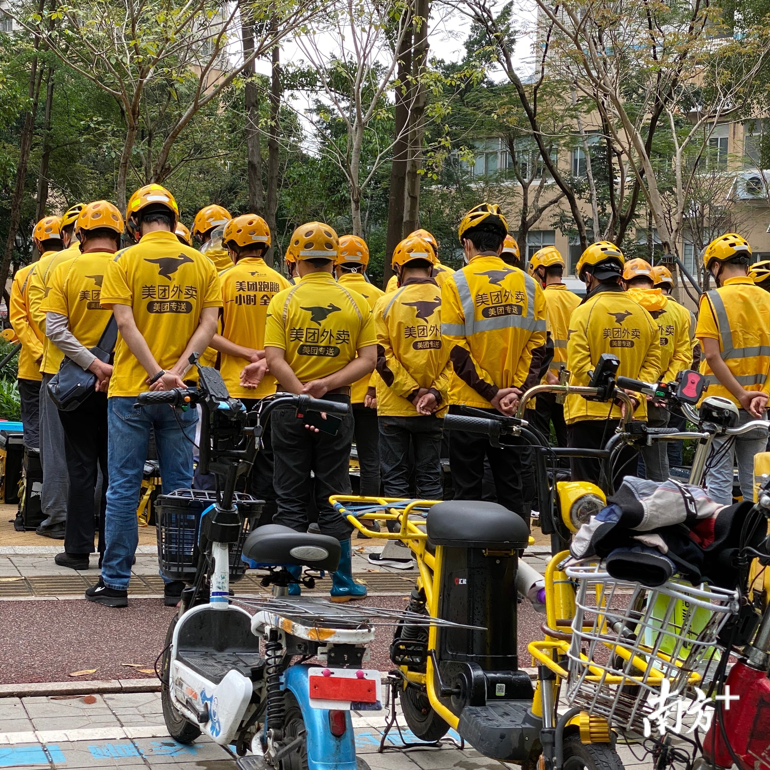 外卖小哥集体默哀