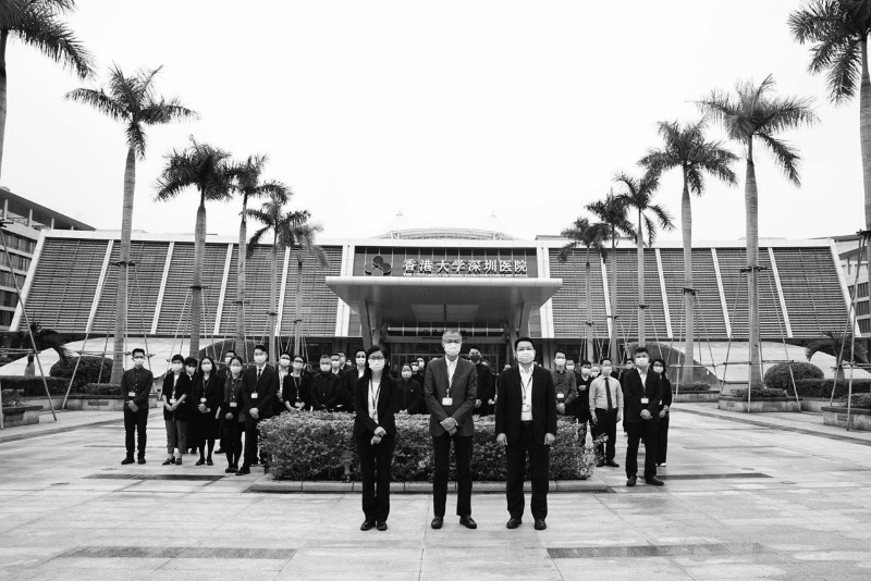 4月4日上午十点，香港大学深圳医院降下半旗，向抗击新冠肺炎疫情中牺牲的烈士和逝世的同胞致以深切的哀思和悼念。