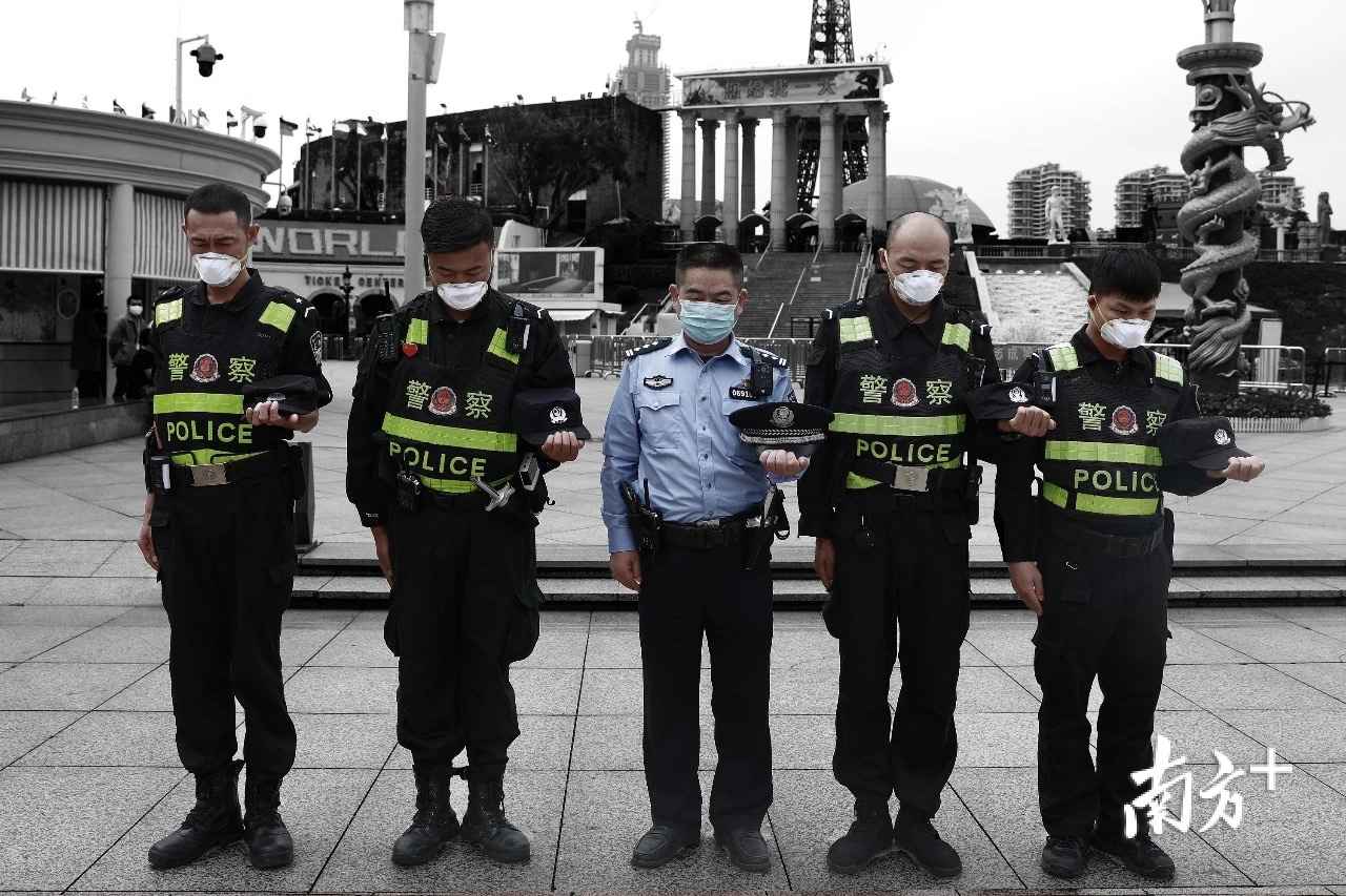 民警在世界之窗驻足默哀