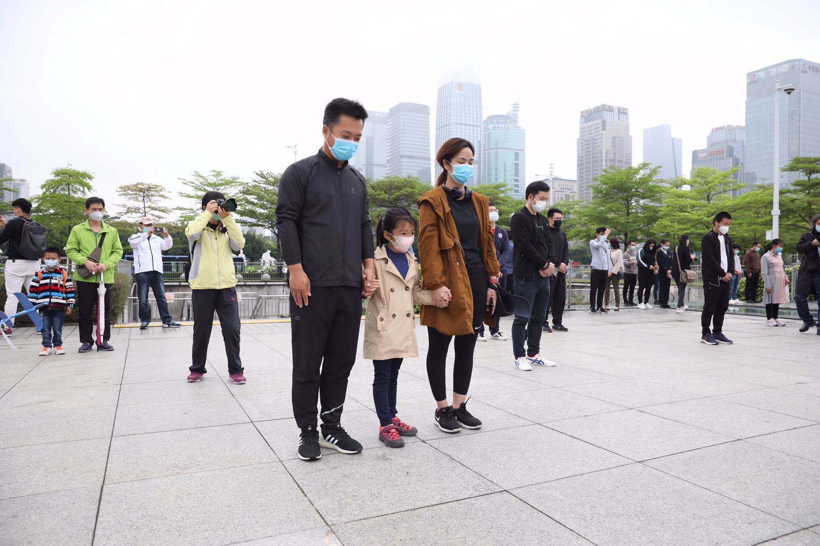 深圳市民中心广场，各界人士驻足默哀。