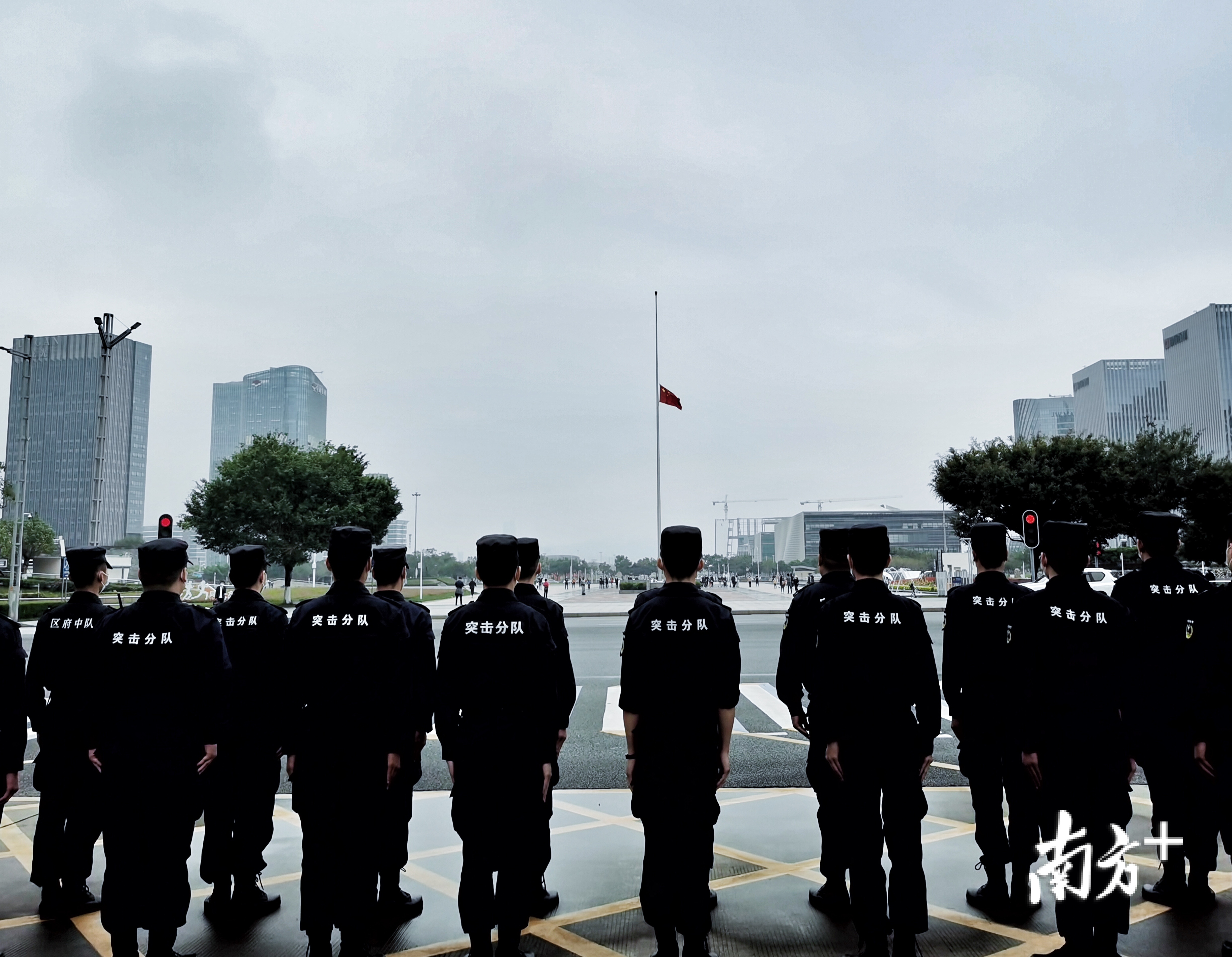 宝安中心海滨广场半旗志哀