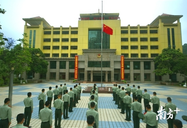 4月4日，武警广东总队执勤第三支队十三中队官兵举行升国旗降半旗仪式，以军人特有的方式深切悼念抗击新冠肺炎疫情斗争牺牲烈士和逝世同胞。