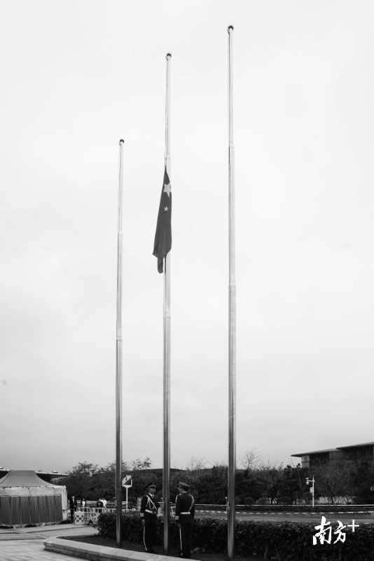 4月4日上午十点，香港大学深圳医院降下半旗，向抗击新冠肺炎疫情中牺牲的烈士和逝世的同胞致以深切的哀思和悼念。