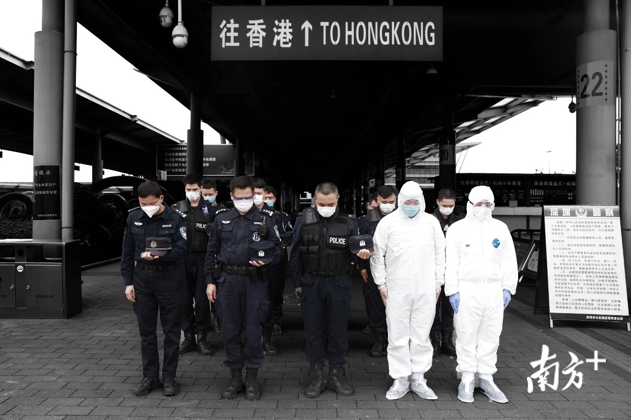 民警在深圳湾口岸驻足默哀