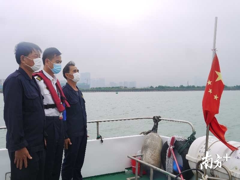 4月4日上午10时，正在辖区巡航的深圳大铲海事局海事人员和船员们向新冠肺炎疫情牺牲烈士和逝世同胞默哀3分钟。