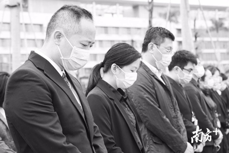 4月4日上午十点，香港大学深圳医院降下半旗，向抗击新冠肺炎疫情中牺牲的烈士和逝世的同胞致以深切的哀思和悼念。