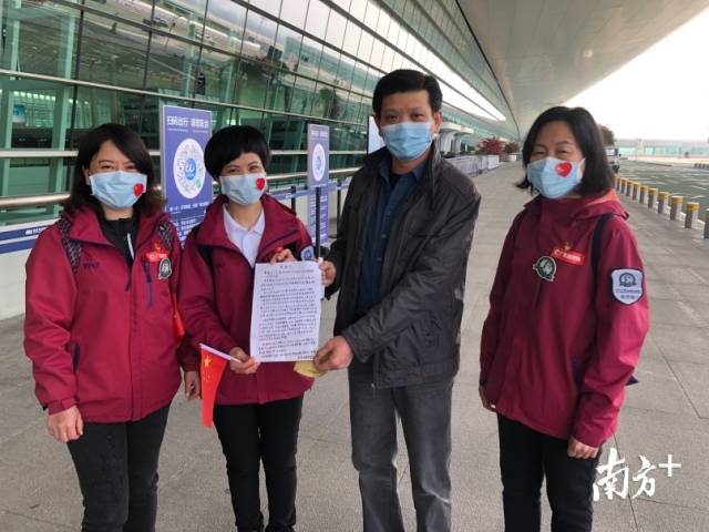 患者家属余辉专程赶来机场为中山大学孙逸仙纪念医院医疗队送行，并送上自己的感谢信。