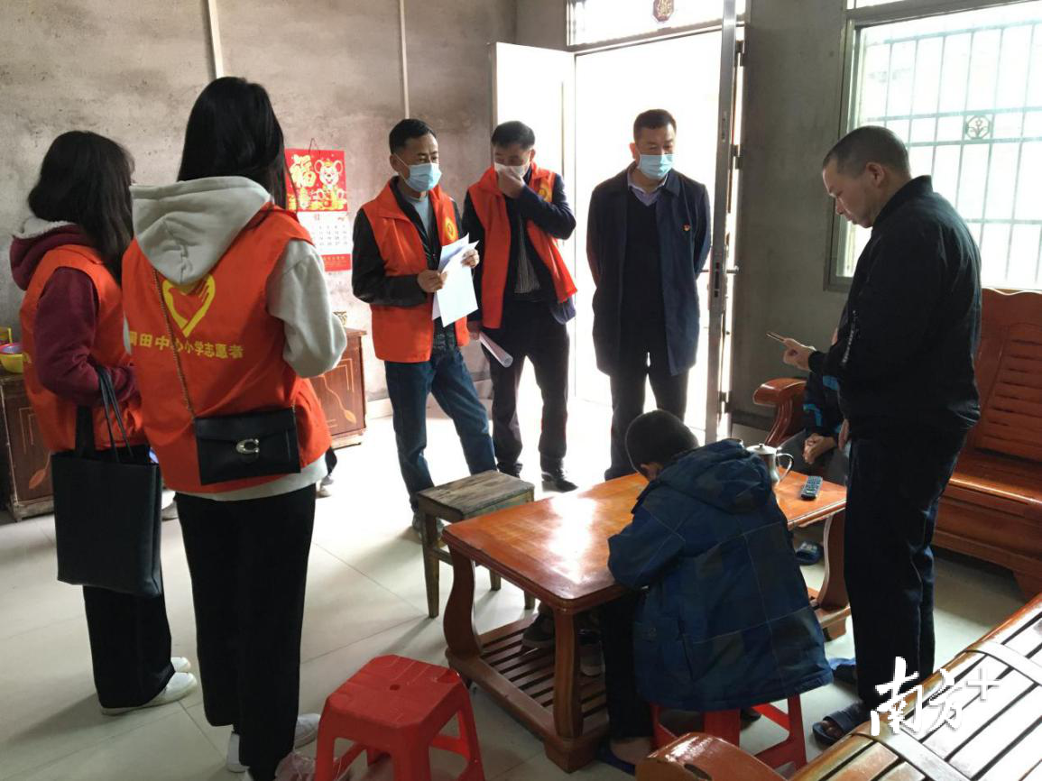 帮扶单位与学校教师深入贫困学生家中走访慰问。 帮扶单位与学校教师深入贫困学生家中走访慰问。