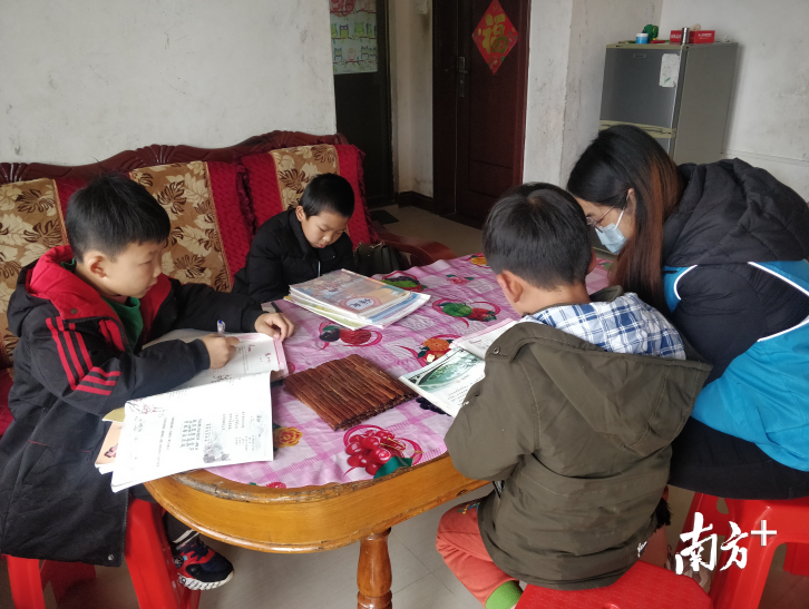 社工辅导孩子们一起学习。