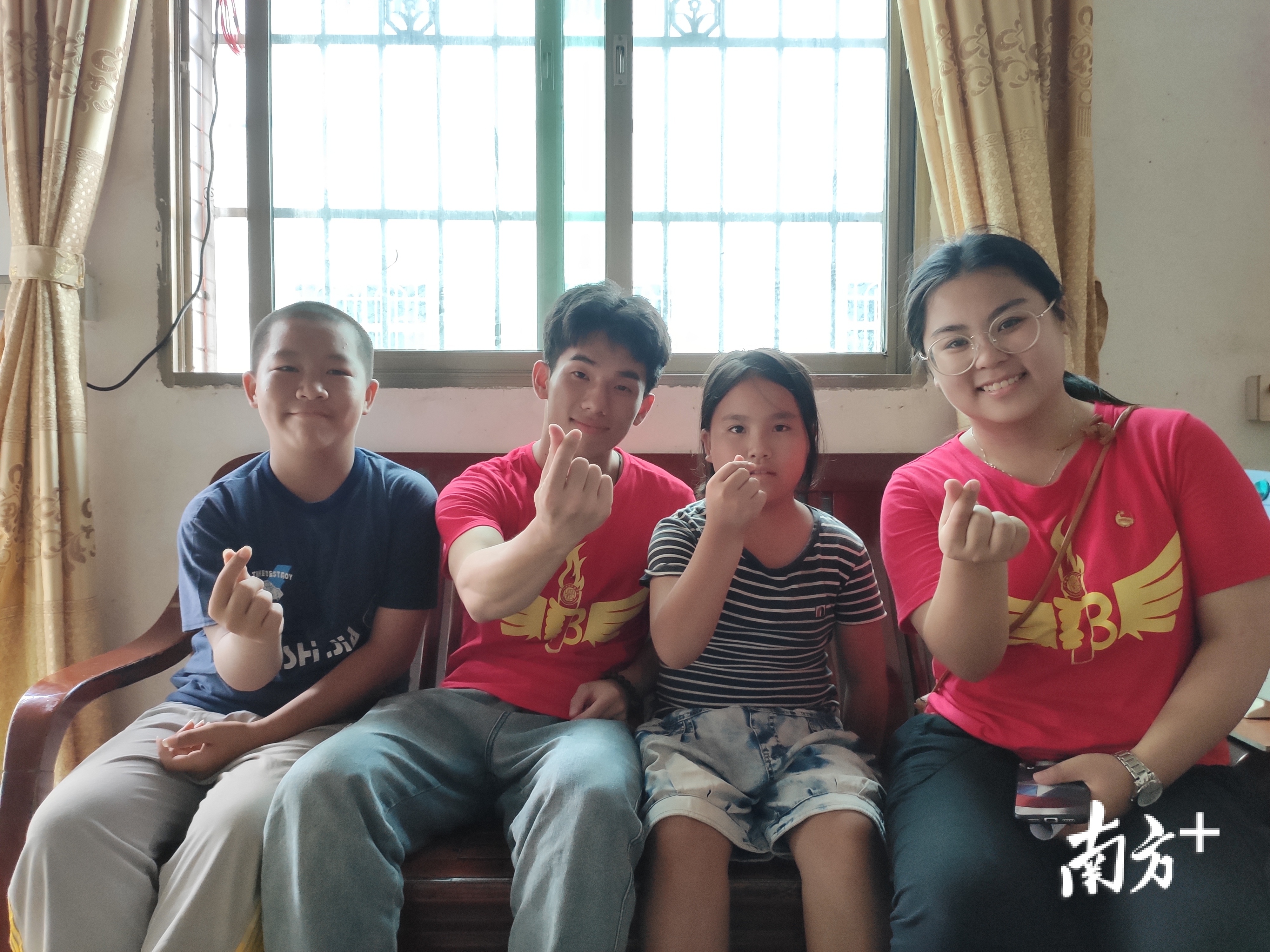 图为广州大学生志愿者为周田镇平甫村贫困学生送教上门。 图为广州大学生志愿者为周田镇平甫村贫困学生送教上门。