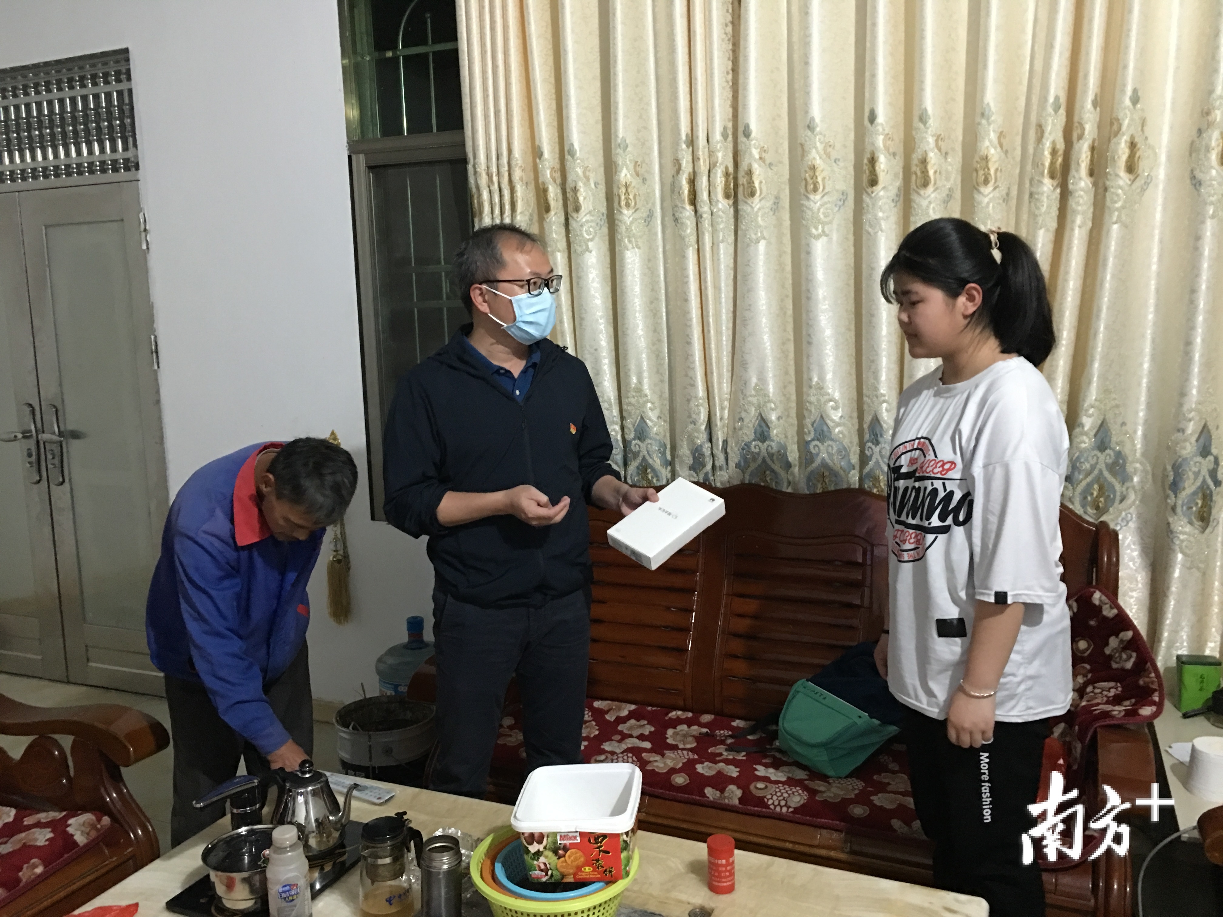 扶贫干部走访看望贫困户子女,并送上学习用具。 扶贫干部走访看望贫困户子女,并送上学习用具。