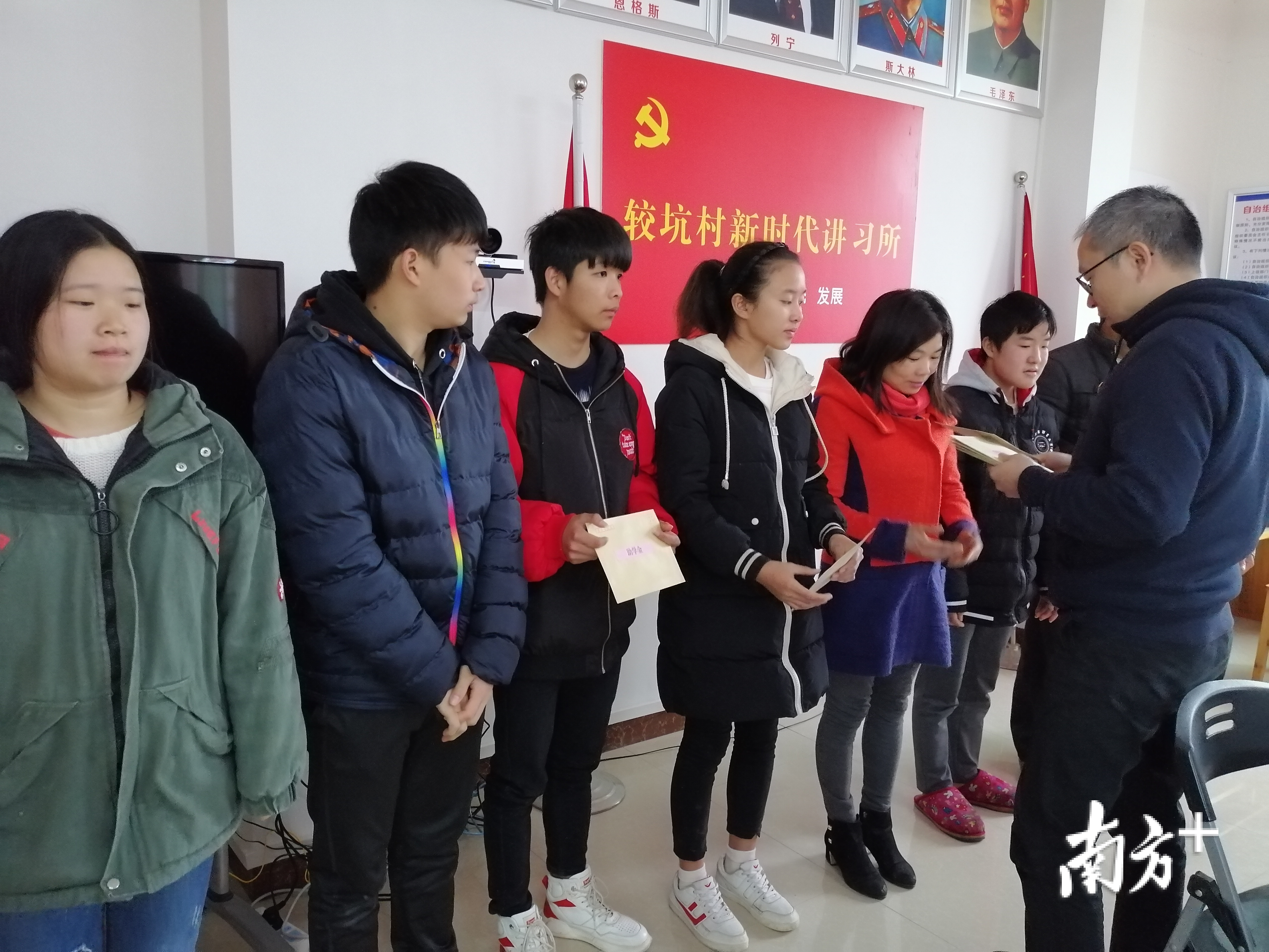 图为周田镇较坑村扶贫干部为贫困学生发放爱心助学金。 图为周田镇较坑村扶贫干部为贫困学生发放爱心助学金。