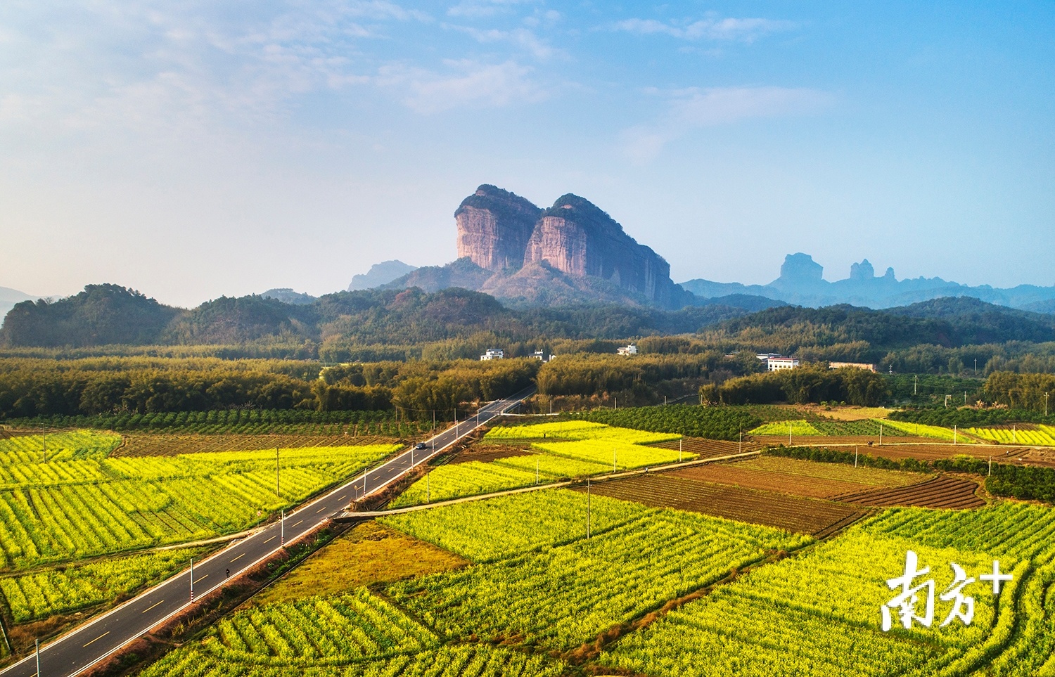 阅丹公路美景—姐妹峰（摄影：谢锦树）