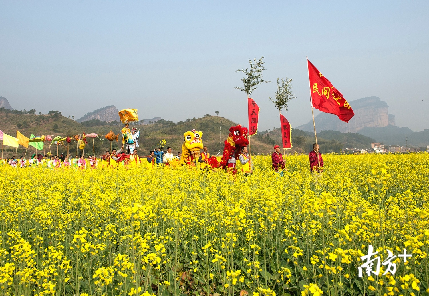 丹霞夏富“装故事”（摄影：谢锦树）