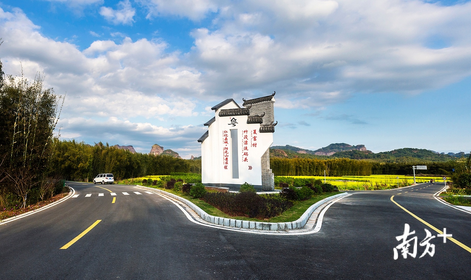 阅丹公路乡村。谢锦树 摄