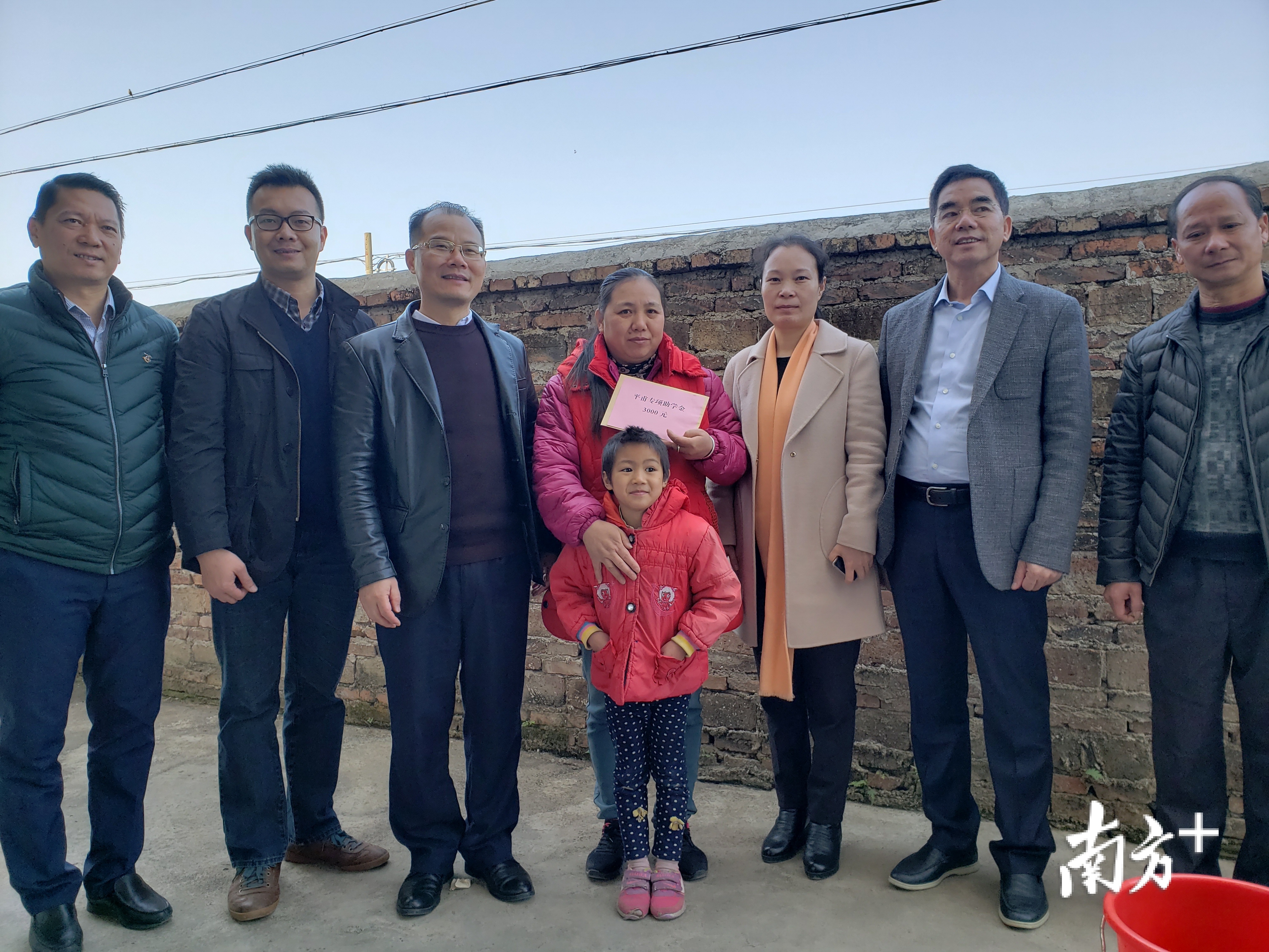 广东省致公党启动“平甫助学专项行动”为贫困户发放助学金。 广东省致公党启动“平甫助学专项行动”为贫困户发放助学金。