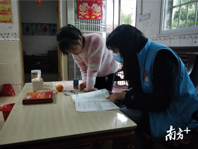 社工辅导小娴学习。