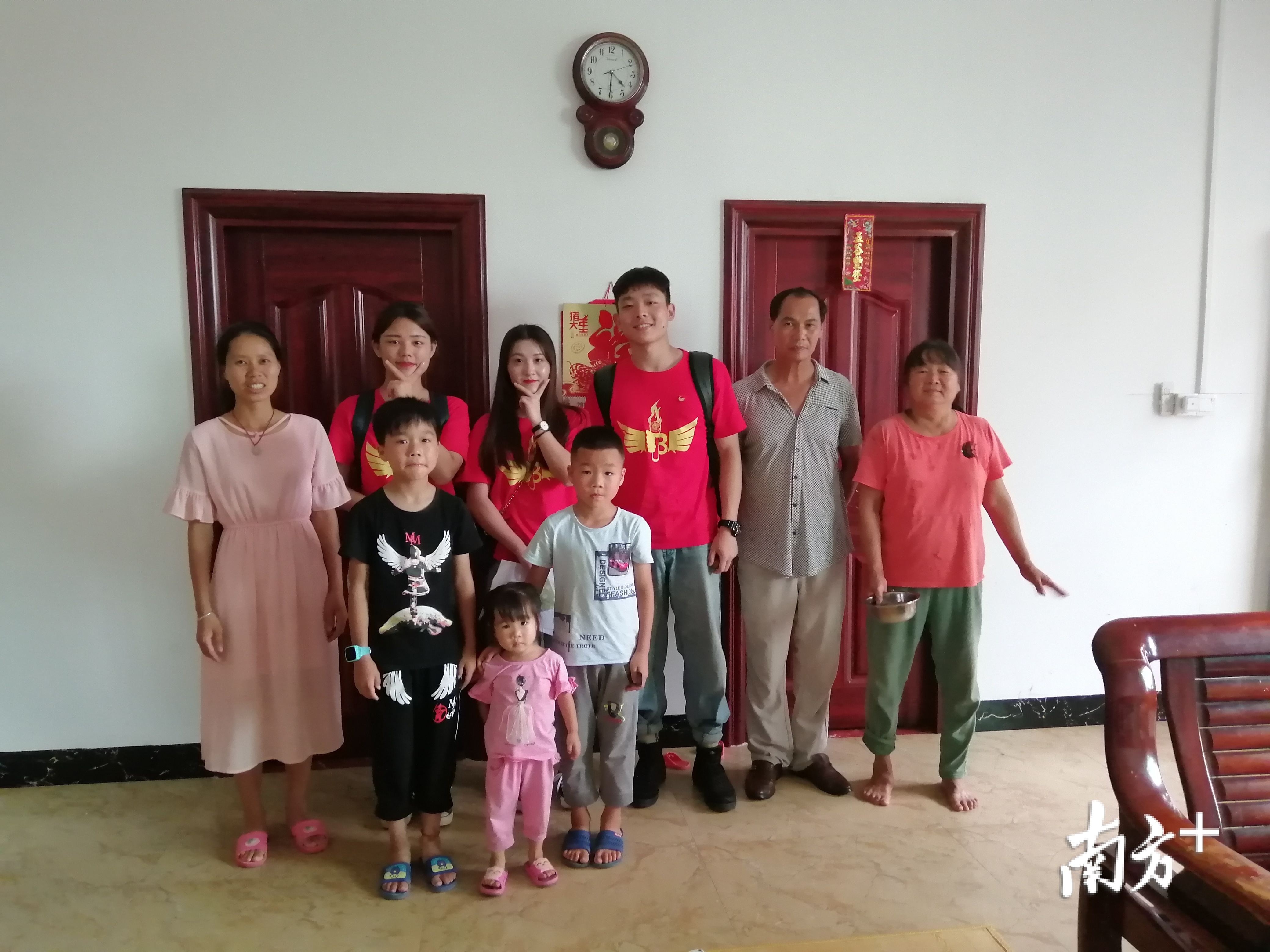 图为广州大学生志愿者走进周田镇平甫村贫困户家开展“三下乡”活动。 图为广州大学生志愿者走进周田镇平甫村贫困户家开展“三下乡”活动。