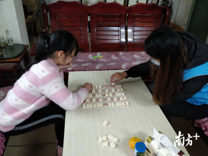 陪小娴下军棋。