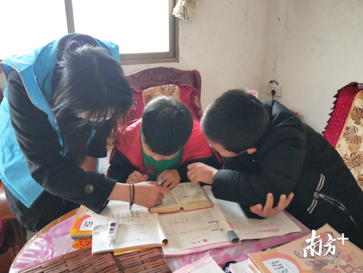 社工辅导小源和小东。