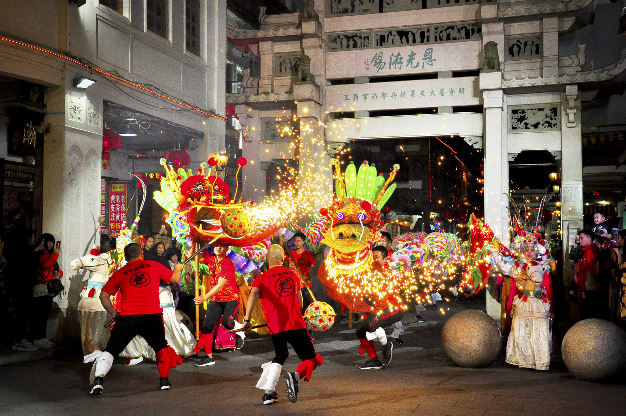 潮州的传统文化特征非常鲜明、传统文化形态丰富。图为在牌坊街上的舞龙表演。张凤珊 摄