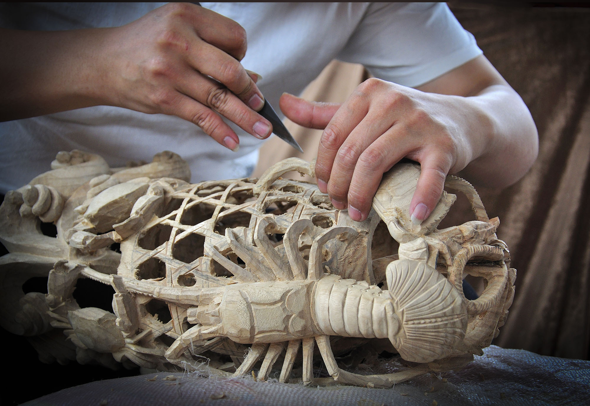 潮州木雕制作。张凤珊 摄