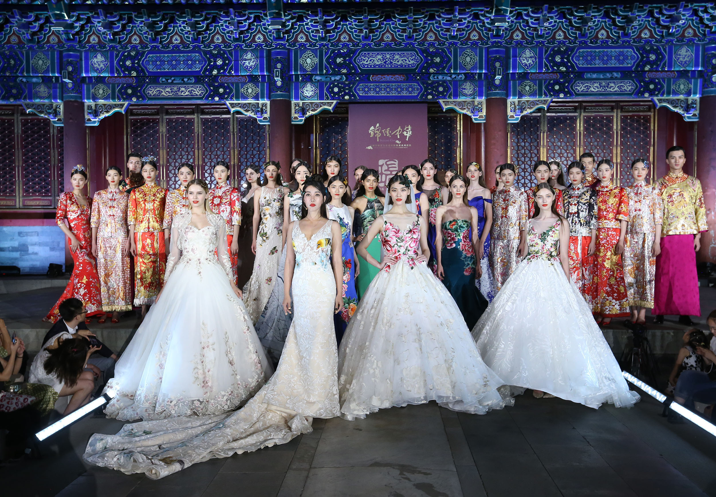 潮州是“中国婚纱礼服名城”。图为在北京恭王府非遗演出季，模特们穿着潮州生产的婚纱礼服走秀。