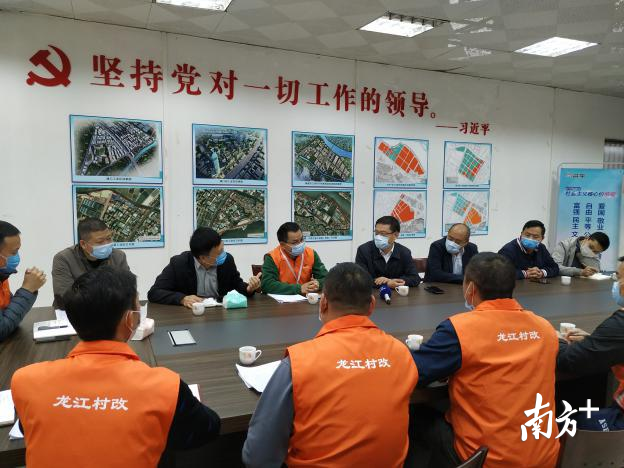 清明期间龙江镇党政主要负责人来到村改一线调研。