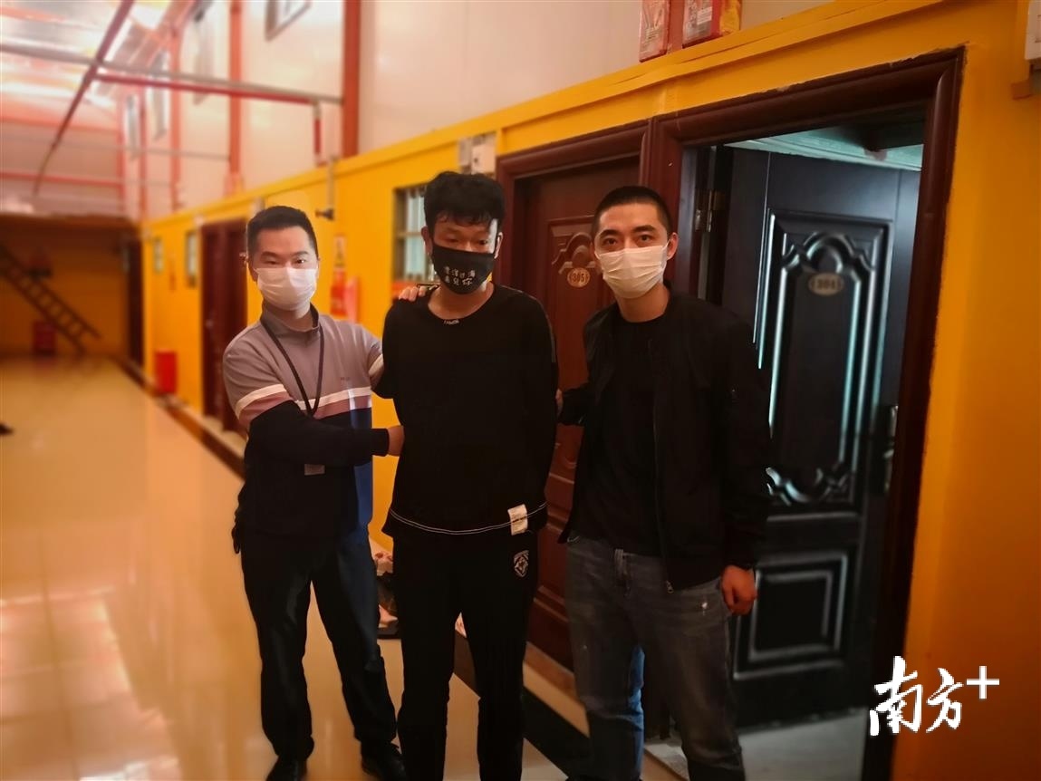 犯罪嫌疑人刘某焕(中)被警方抓获。 犯罪嫌疑人刘某焕(中)被警方抓获。