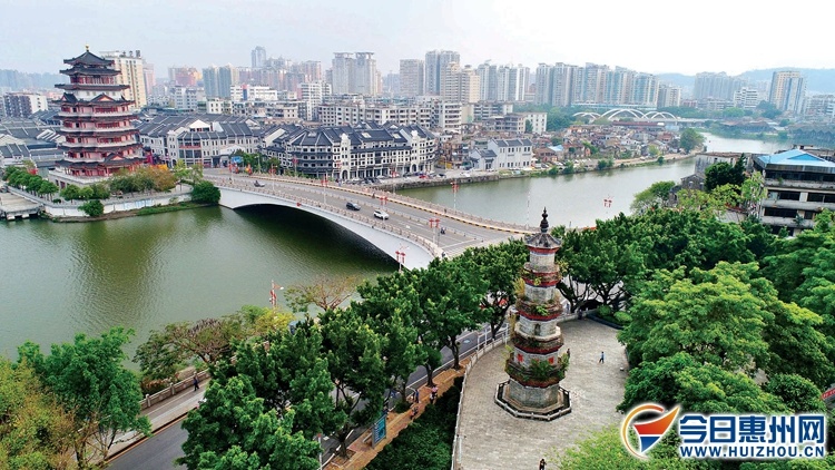 市区桥西文笔塔与合江楼隔江相望。