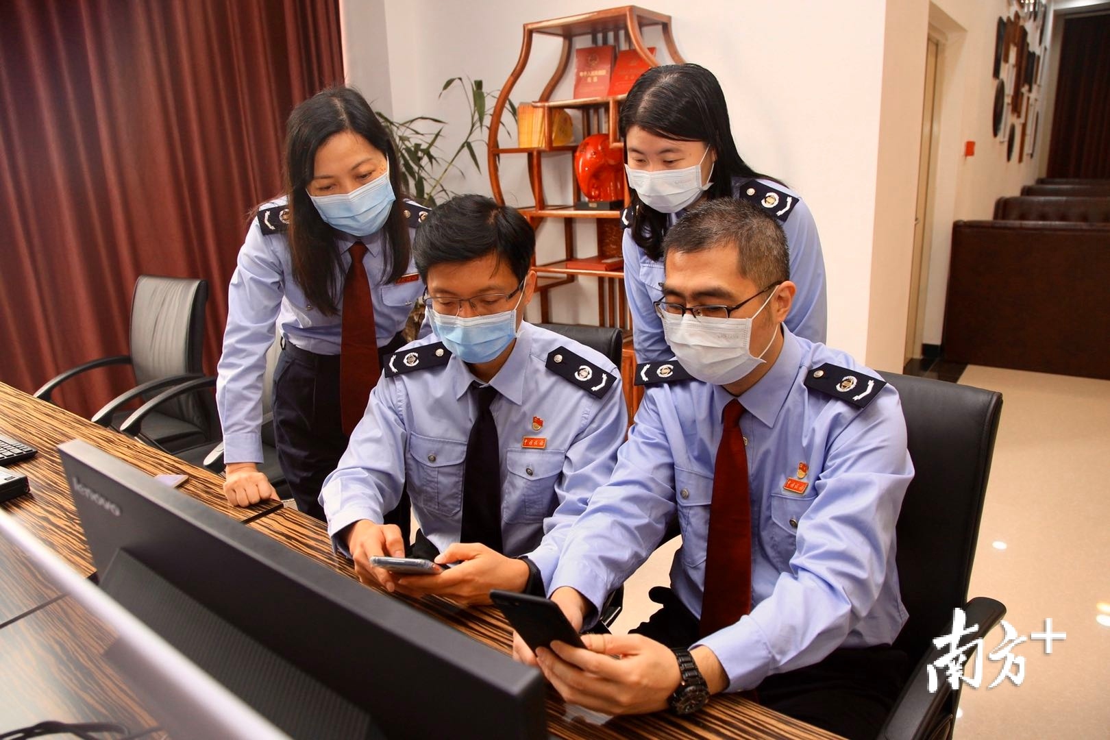 税务部门工作人员在后台解答网友提出的问题。 通讯员供图