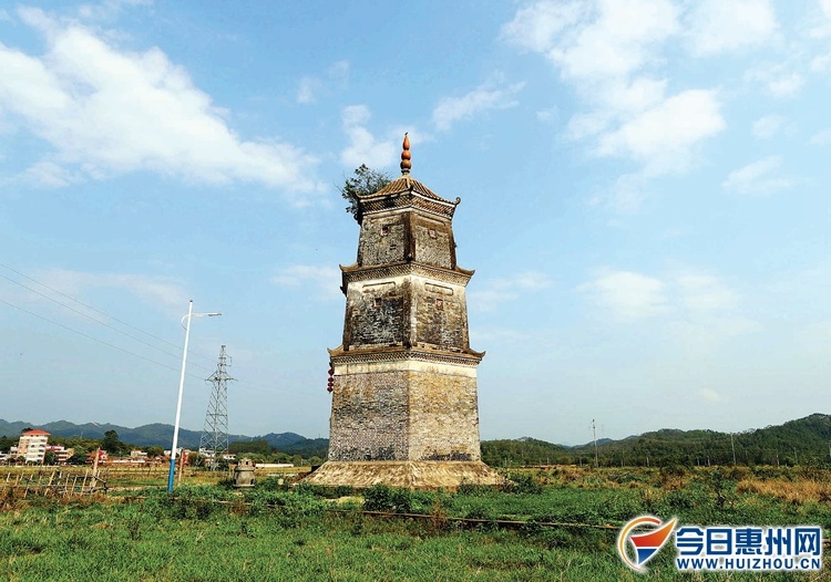 横沥文笔塔位于惠城区横沥镇矮陂蔗埔村村口，建于清代，为三层六面灰白色玲珑砖塔，青砖构筑。