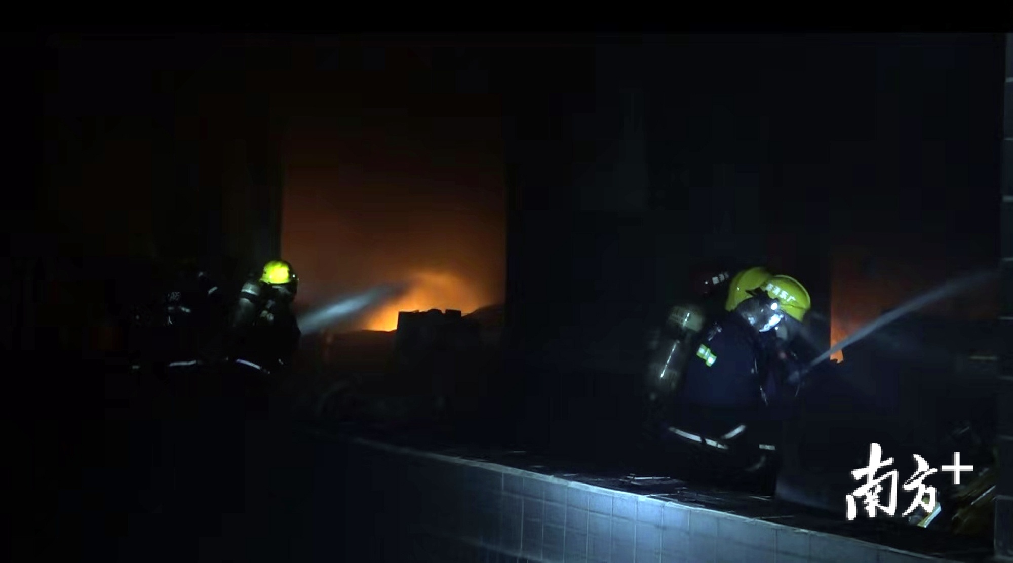 消防指战员在火场扑救。受访者供图