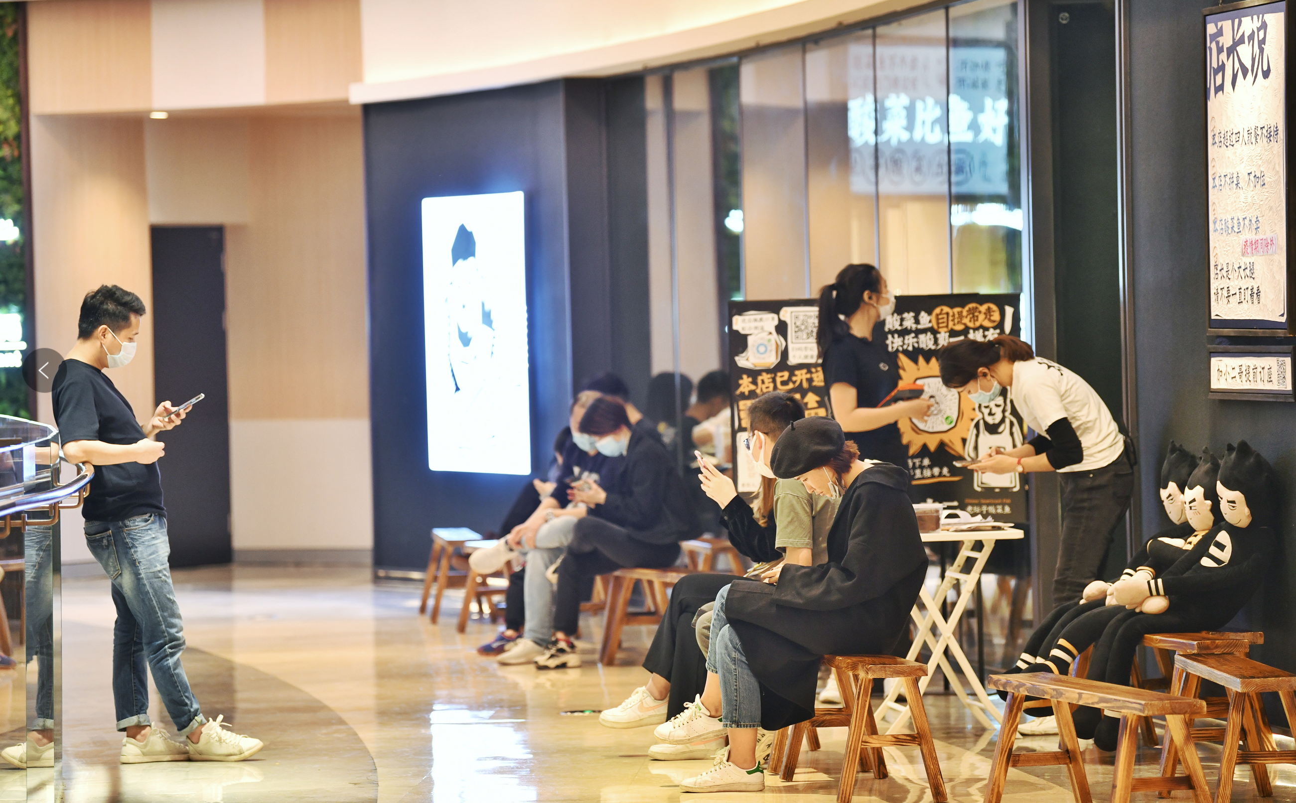 晚上的中海环宇城，客流量已经逐渐恢复。南方日报记者 戴嘉信 摄