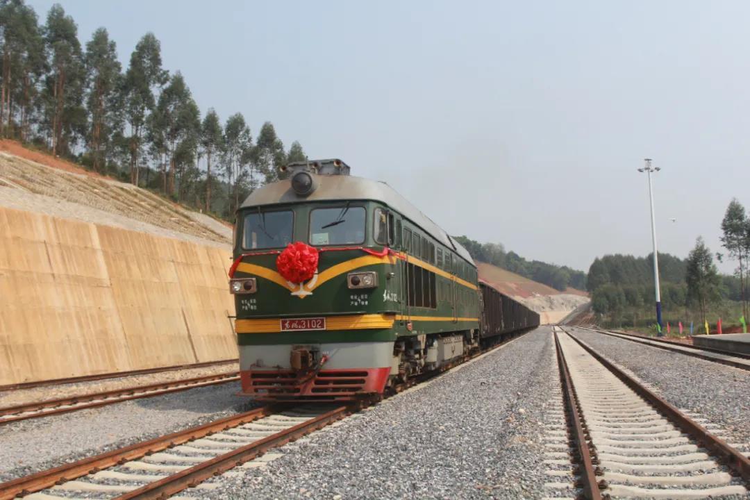 国粤(韶关)电厂铁路专用线试运行顺利通车。