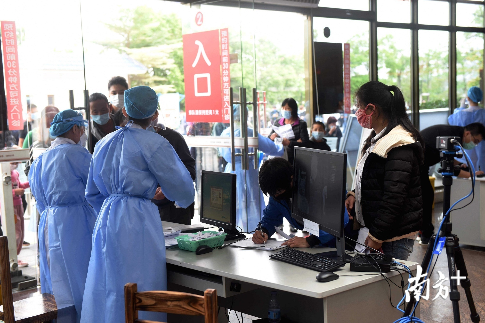 医院入口处安放了红外测温仪实时监测每一个人的体温.