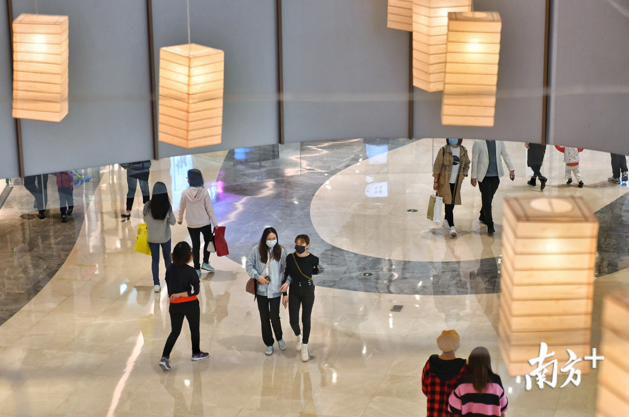 晚上的中海环宇城，客流量已经逐渐恢复。南方日报记者 戴嘉信 摄