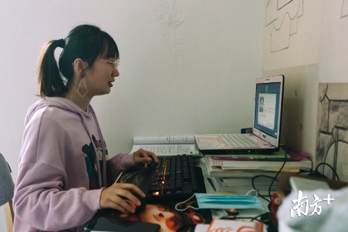 惠州一培训机构老师在上网课。