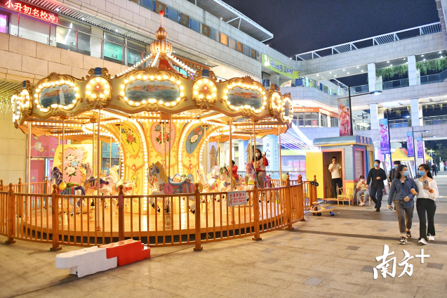 晚上的中海环宇城，客流量已经逐渐恢复。南方日报记者 戴嘉信 摄