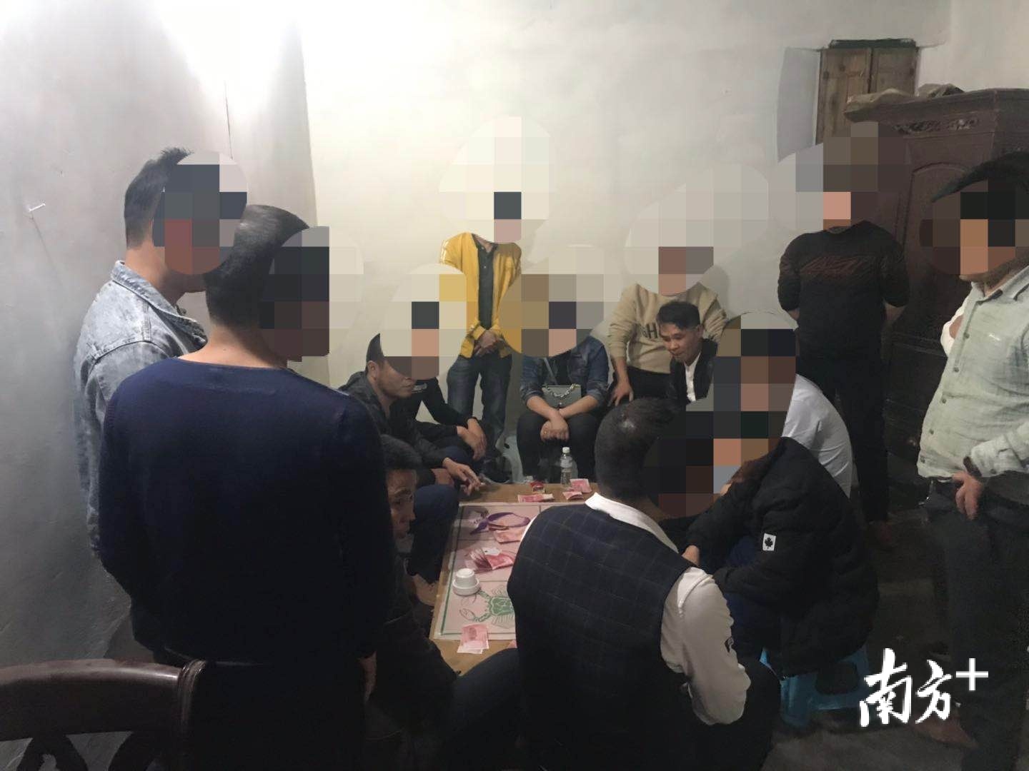 抓赌现场。 抓赌现场。