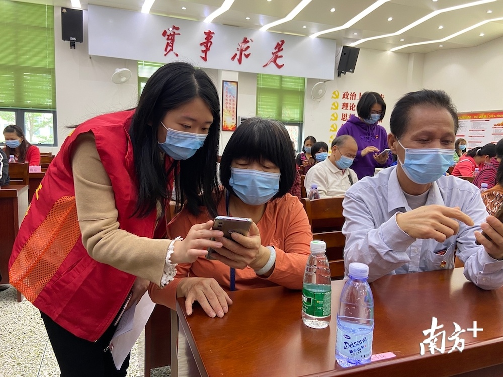 楼长们正在进行APP培训。郑琦摄