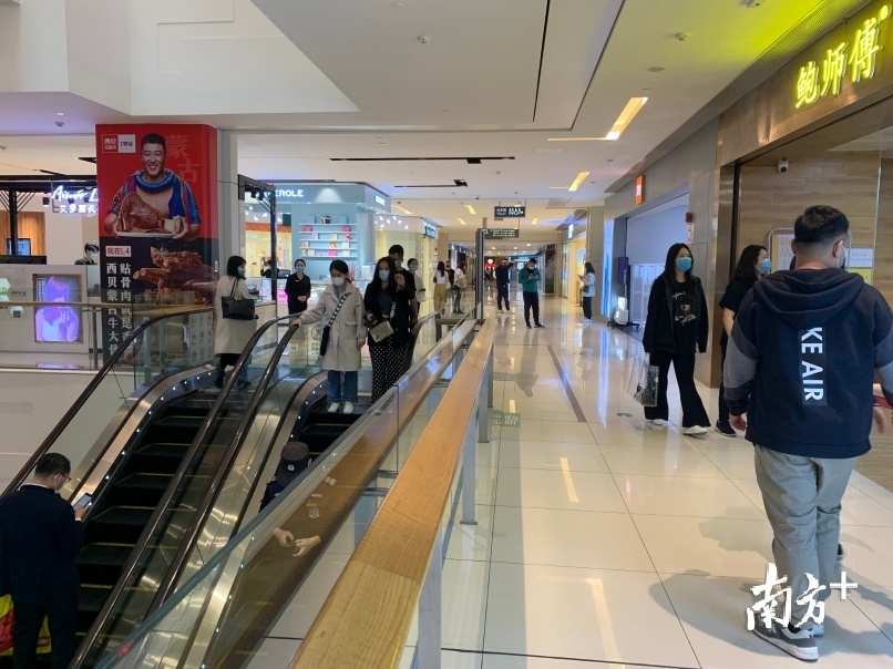 岭南站商场内，不少市民前来逛街购物。王蓓蓓 摄