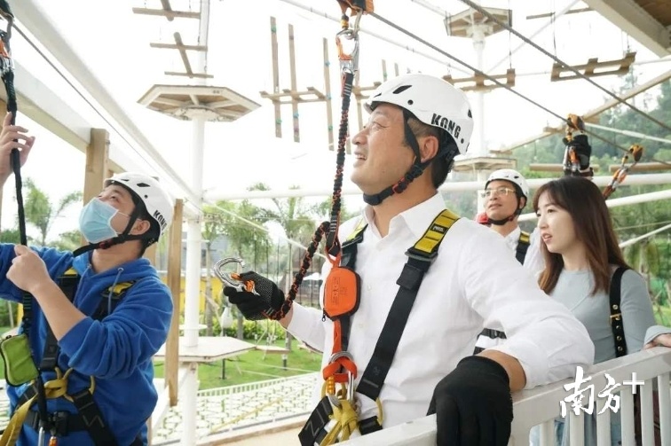 梁建章带着团队带到横琴星乐度•露营小镇,体验了一把露营小镇的住宿和星奇塔无动力世界。 梁建章带着团队带到横琴星乐度•露营小镇,体验了一把露营小镇的住宿和星奇塔无动力世界。